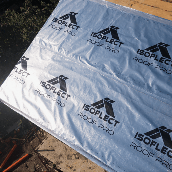 Membrană Reflectiva Roof Pro derulată pe acoperiș, cu marcajul Isoflect Roof Pro
